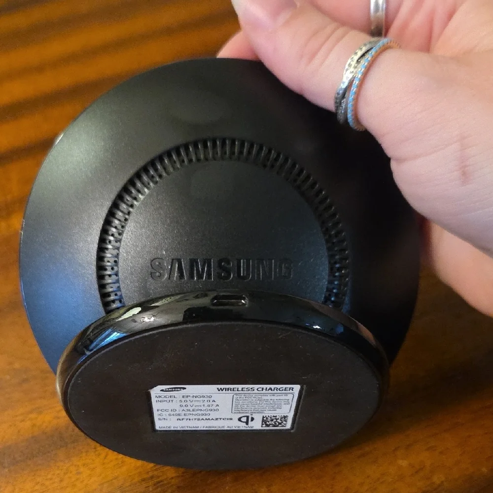 • Samsung • Black Fast Charge Stand